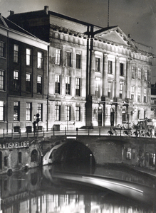 883952 Gezicht op het feestelijk verlichte Stadhuis (Stadhuisbrug) te Utrecht, vermoedelijk in verband met een huwelijk ...